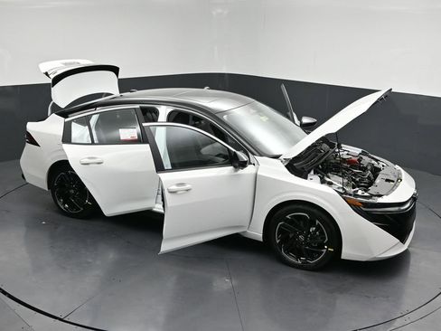 New 2026 Nissan Sentra SR w/ SR Premium Package FWD image 32
