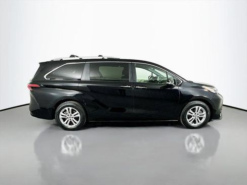 Certified 2024 Toyota Sienna Platinum image 15