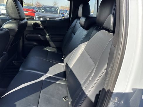 Used 2018 Toyota Tacoma TRD Sport image 15