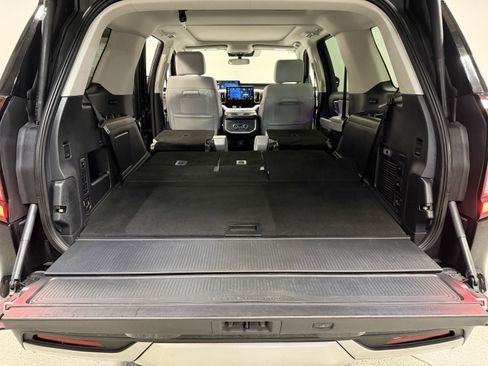 Used 2025 Ford Expedition Platinum image 33