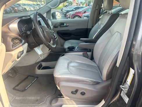 Used 2017 Chrysler Pacifica Touring-L Plus FWD image 8