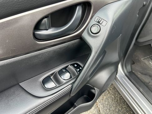 Used 2021 Nissan Rogue Sport S image 13