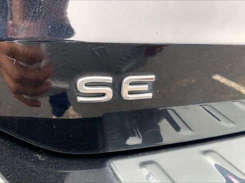 Used 2022 Volkswagen Taos SE w/ Panoramic Sunroof Package image 8