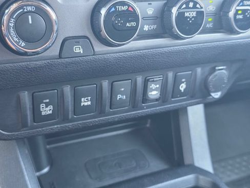 Used 2017 Toyota Tacoma TRD Off-Road AWD/4WD image 30