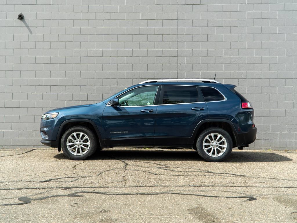 Used 2019 Jeep Cherokee Latitude w/ Cold Weather Group AWD/4WD image 2