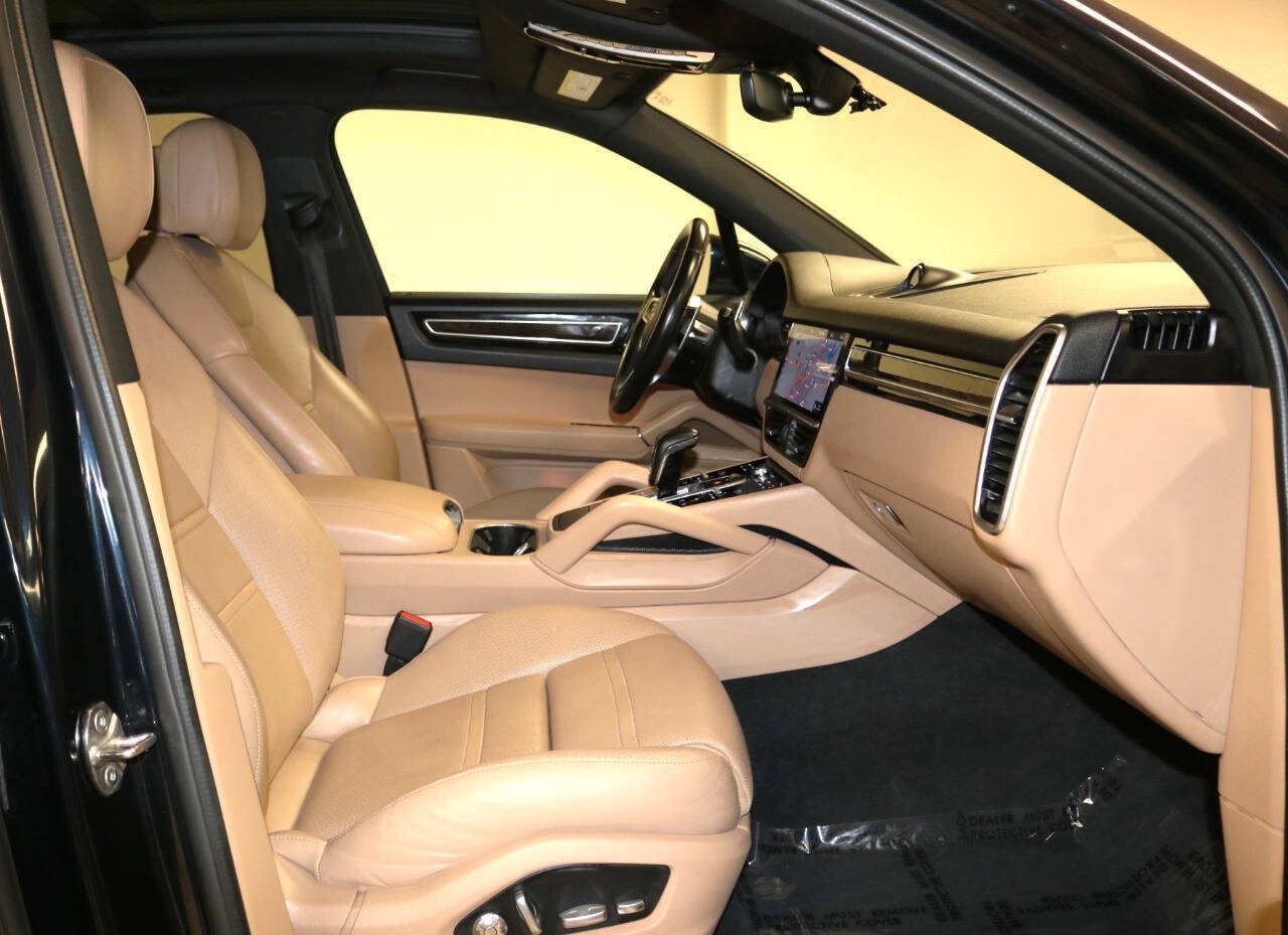 Used 2020 Porsche Cayenne Turbo AWD/4WD image 17