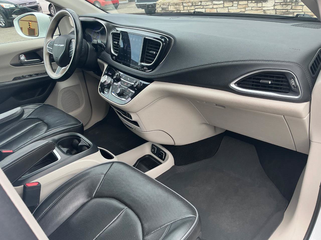 Used 2018 Chrysler Pacifica Limited FWD image 12