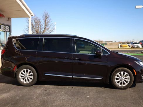 Used 2019 Chrysler Pacifica Touring-L FWD image 4