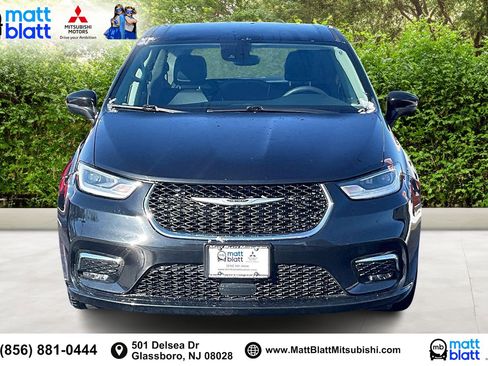 Used 2023 Chrysler Pacifica Touring-L image 3