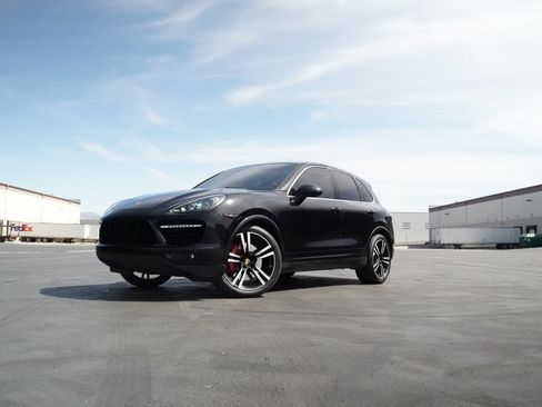 Used 2014 Porsche Cayenne Turbo AWD/4WD image 3