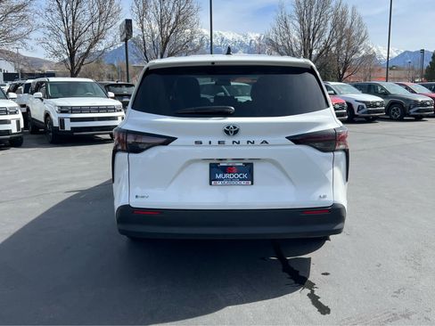 Used 2025 Toyota Sienna LE image 9