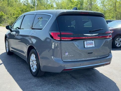 Used 2023 Chrysler Pacifica Touring-L FWD image 6