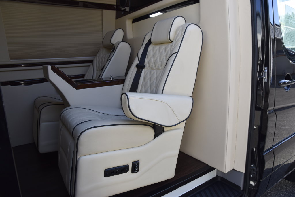 Used 2017 Mercedes-Benz Sprinter 2500 image 46
