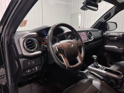 Used 2022 Toyota Tacoma Limited image 8
