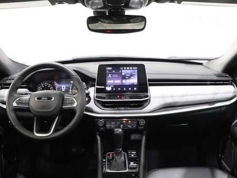 Used 2025 Jeep Compass Latitude w/ Sun & Sound Group AWD/4WD image 16