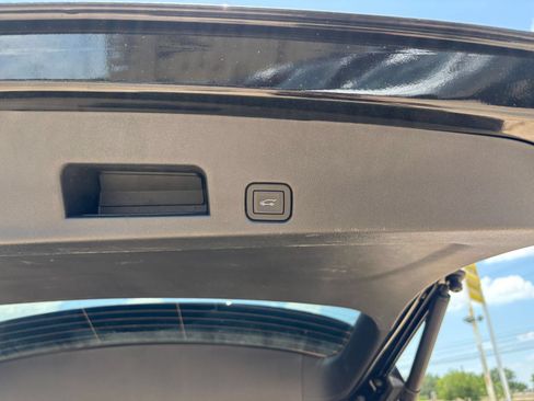Used 2025 Chevrolet Traverse LT FWD image 24