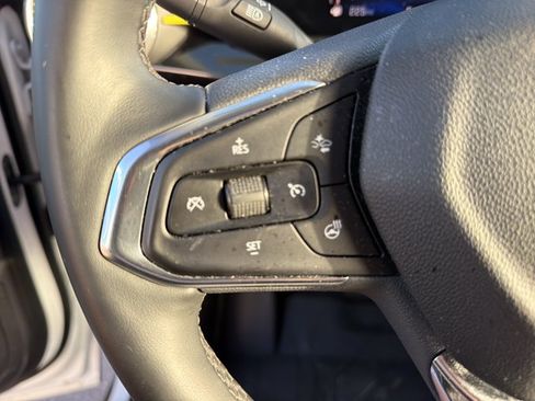 Used 2025 Chevrolet Trax ACTIV FWD image 20