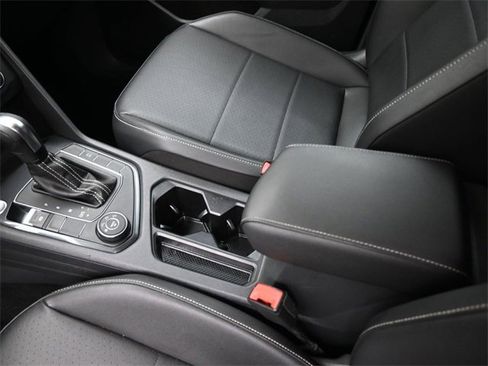 Used 2021 Volkswagen Tiguan SE image 33