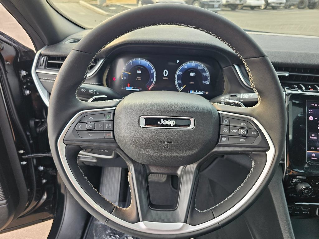 New 2025 Jeep Grand Cherokee Laredo X w/ Luxury Tech Group I AWD/4WD image 17