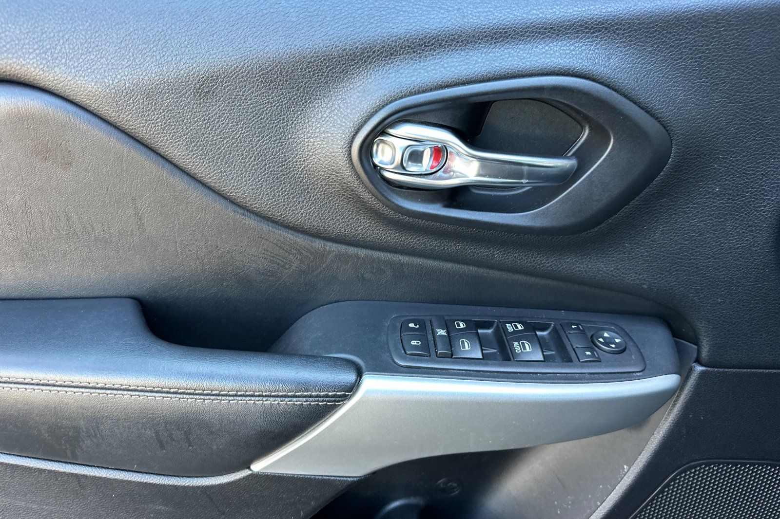 Used 2018 Jeep Cherokee Latitude Plus w/ Comfort/Convenience Group AWD/4WD image 11