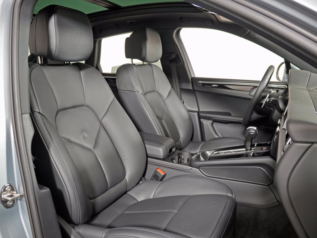 Certified 2023 Porsche Macan Turbo AWD/4WD image 40