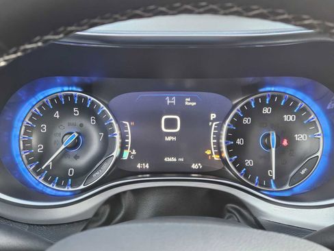 Used 2025 Chrysler Pacifica Limited image 26
