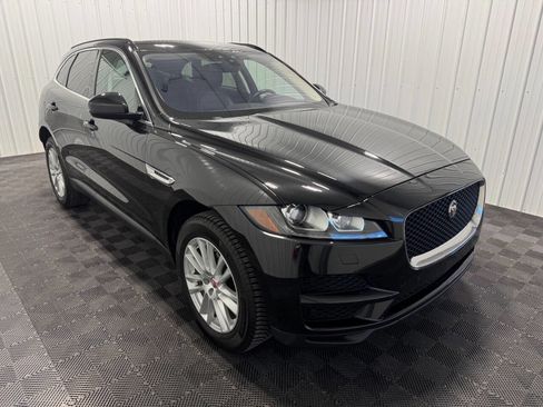 Used 2017 Jaguar F-PACE Prestige image 2