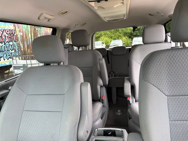 Used 2009 Chrysler Town & Country Touring w/ Entertainment Group #2 FWD image 16