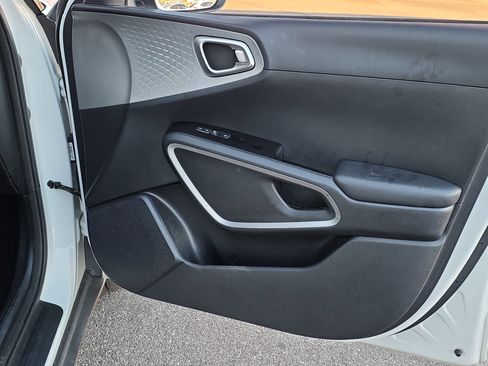 Used 2022 Kia Soul LX image 27