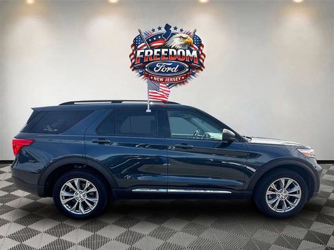 Used 2023 Ford Explorer XLT w/ Equipment Group 202A AWD/4WD image 4