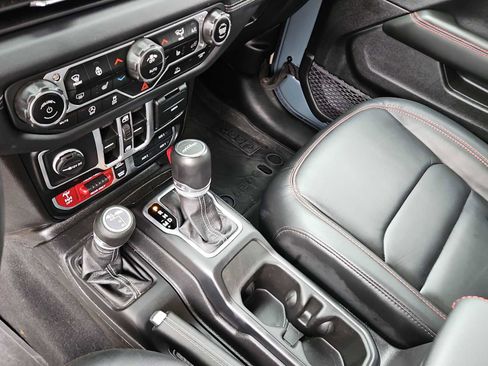 Used 2025 Jeep Gladiator Rubicon w/ Convenience Group AWD/4WD image 19