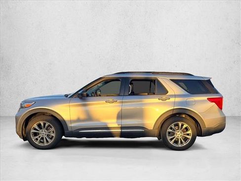 Used 2023 Ford Explorer XLT w/ Equipment Group 202A RWD image 8