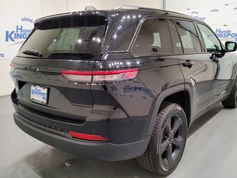 Used 2023 Jeep Grand Cherokee Altitude AWD/4WD image 3