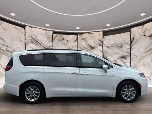 Used 2022 Chrysler Pacifica Touring-L image 2