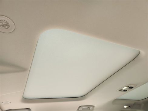 Used 2025 Land Rover Discovery S image 24