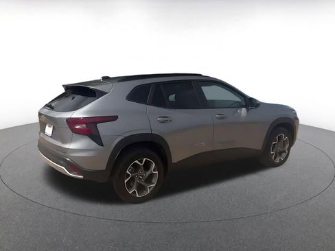 Used 2025 Chevrolet Trax LT FWD image 12