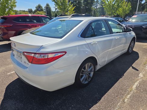 Used 2017 Toyota Camry SE w/ Moonroof Package FWD image 3