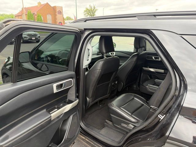 Used 2021 Ford Explorer XLT w/ Equipment Group 202A AWD/4WD image 16