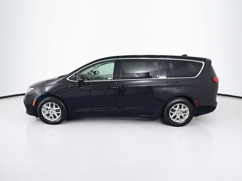 Used 2024 Chrysler Pacifica Touring-L FWD image 4