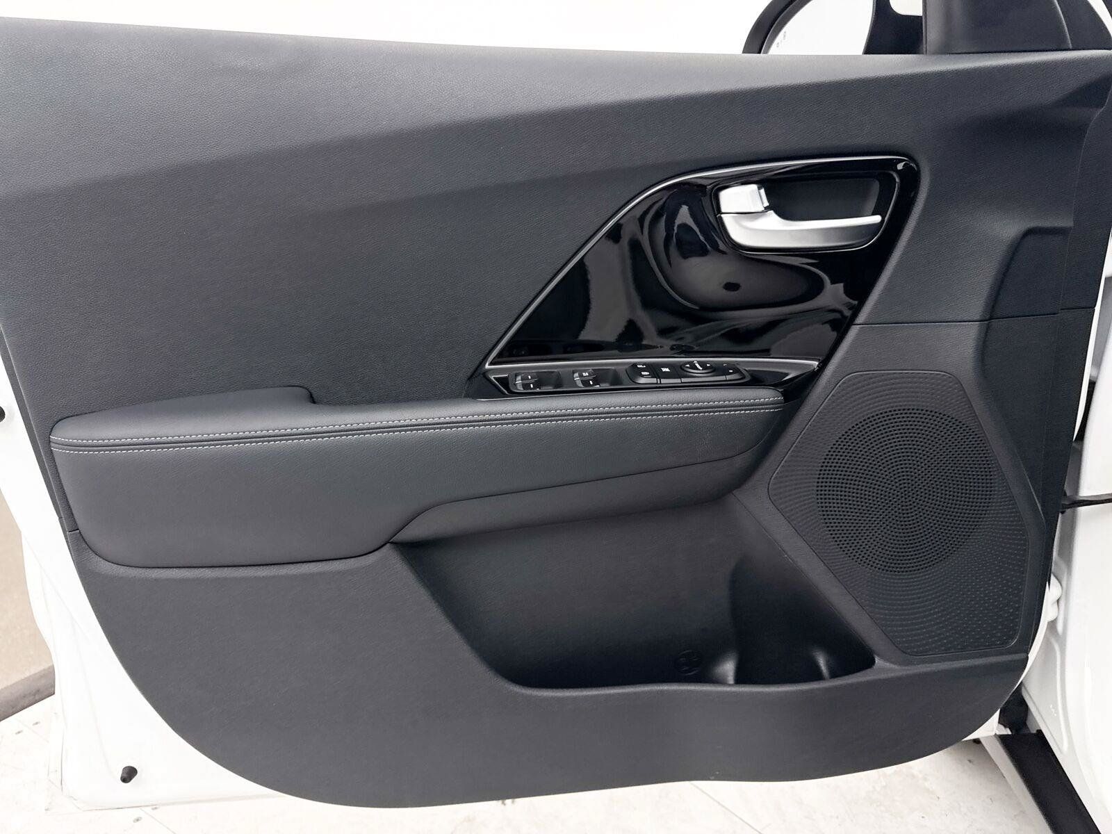Used 2022 Kia Niro LXS FWD image 27