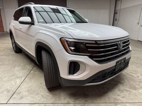 Used 2024 Volkswagen Atlas SE w/ Panoramic Sunroof Package image 7