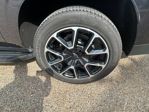 Used 2024 Chevrolet Suburban RST RWD image 8