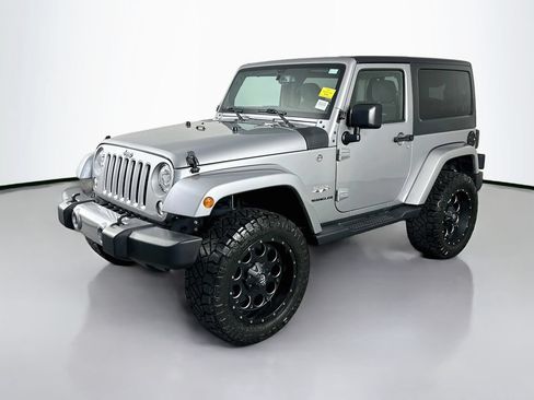 Used 2017 Jeep Wrangler Sahara w/ Connectivity Group AWD/4WD image 3