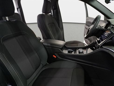 Used 2025 Jeep Grand Cherokee Laredo w/ Luxury Tech Group I image 11