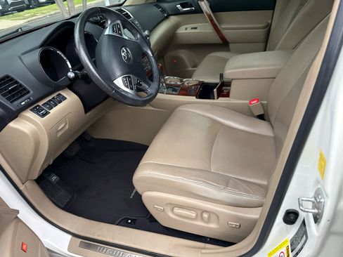 Used 2011 Toyota Highlander Limited w/ Tow Pkg FWD image 7