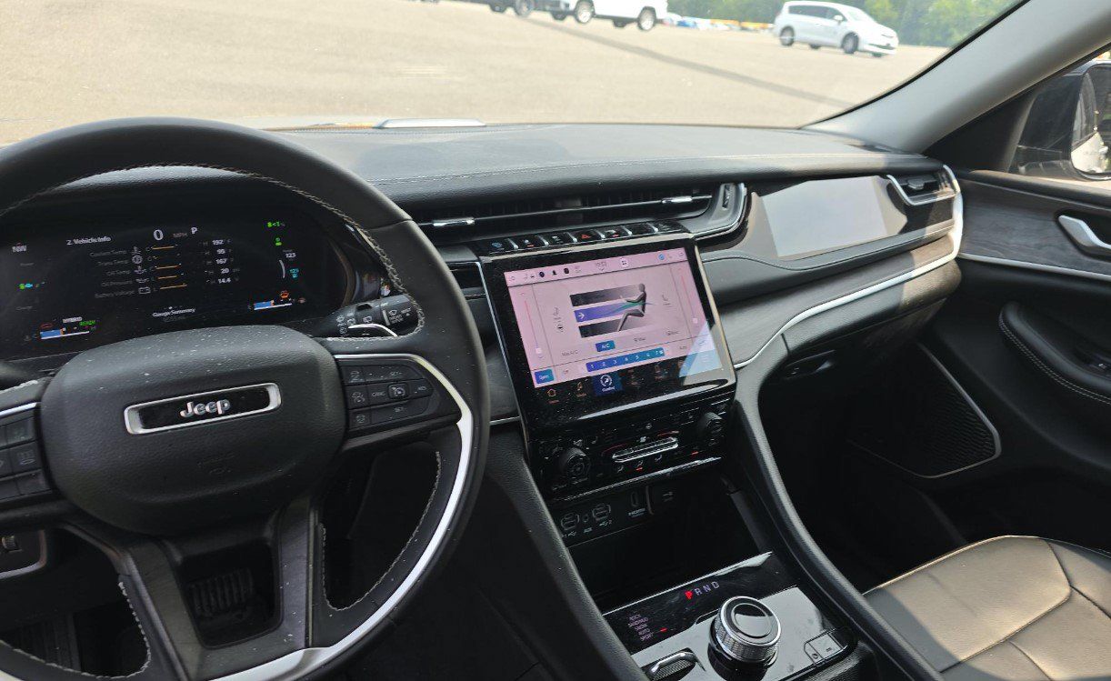 Used 2024 Jeep Grand Cherokee Limited 4xe AWD/4WD image 9