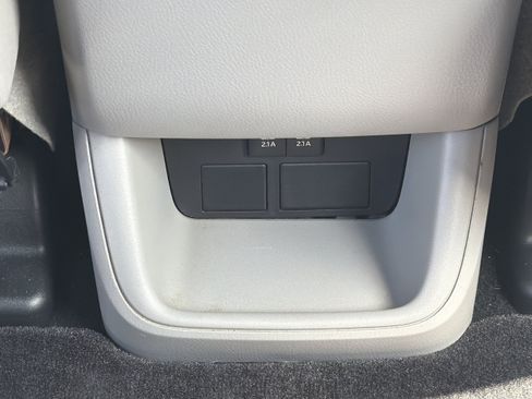 Used 2018 Toyota Highlander LE FWD image 21