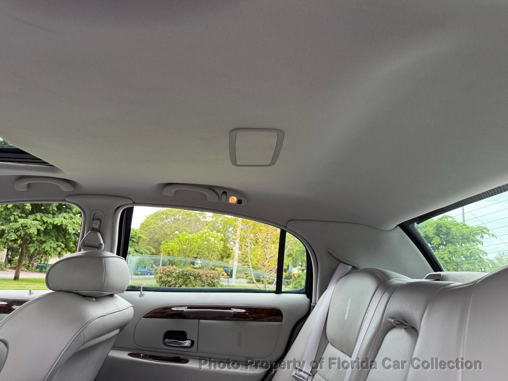 Used 1999 Lincoln Town Car Signature RWD image 50