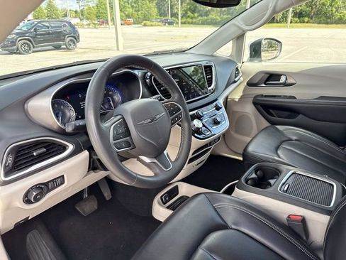 Used 2023 Chrysler Pacifica Touring-L FWD image 25