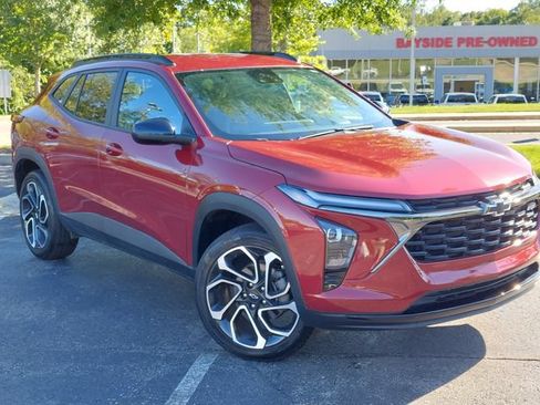 Used 2025 Chevrolet Trax RS FWD image 2